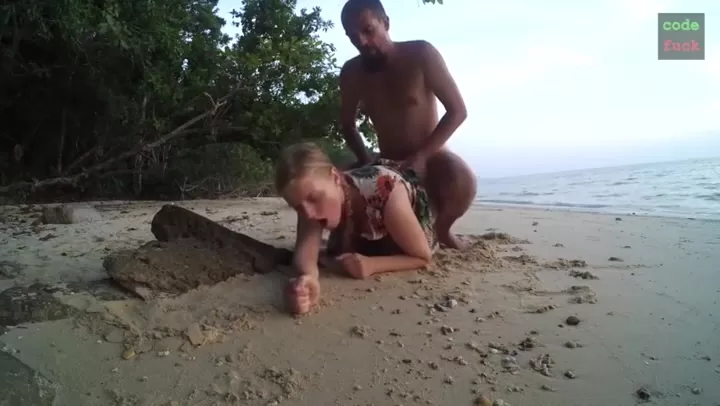 Парочка снимают любительское видео секса на пляже - секс порно видео