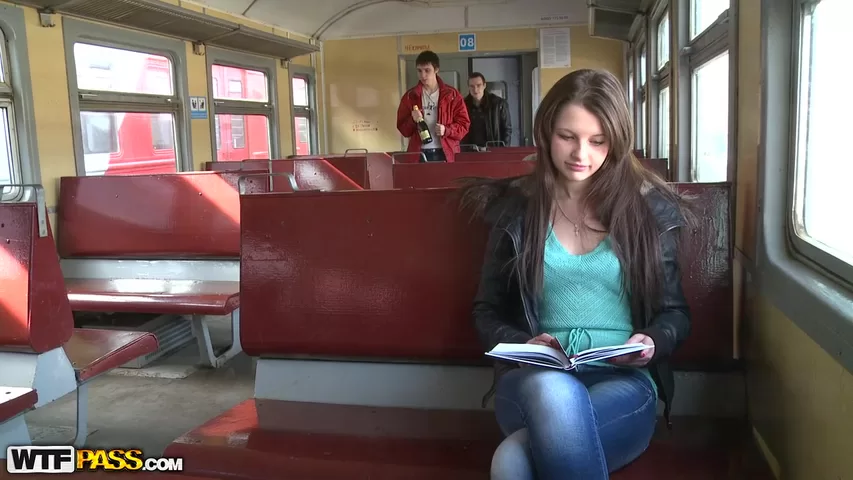 Парень снял частное секс видео с блондинкой в поезде онлайн